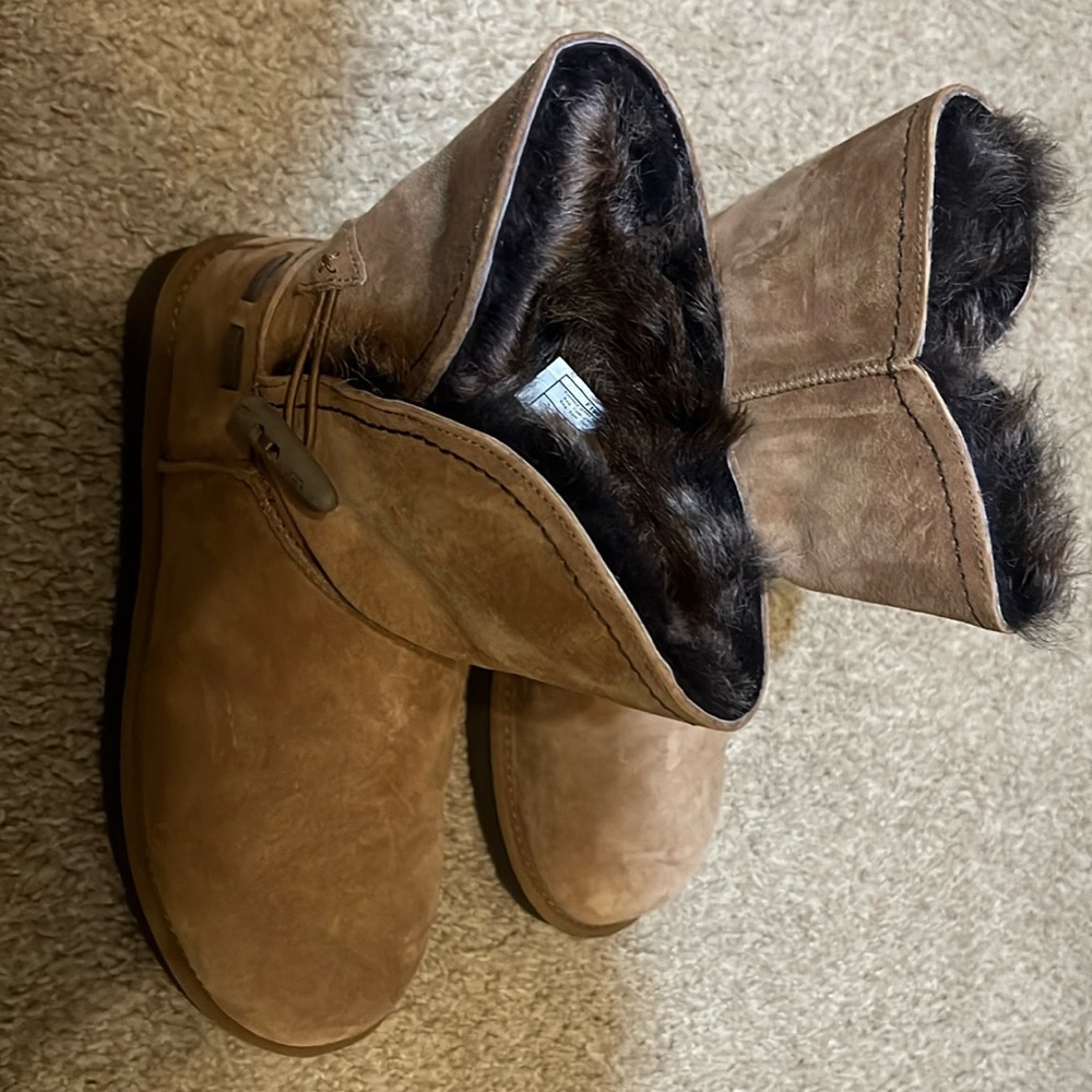 UGG AUSTRALIA 
MEADOW CHESTNUT
WOMENS BOOTS